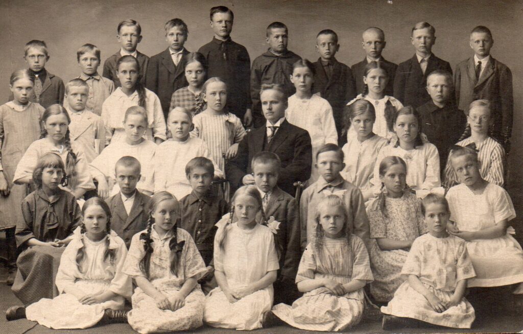 Bild: Idensalmi stadsbiblioteks digitaliserade hembygdssamling, Idyllinen Iisalmi-samlingen. Gruppfoto/skolfoto från år 1923.