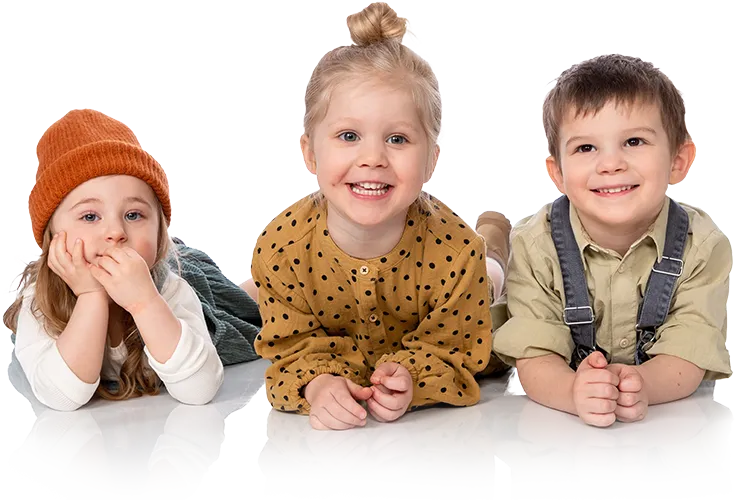 Kuvaverkko - Kolme lasta poseeraa kameralle - Päiväkotikuvaus